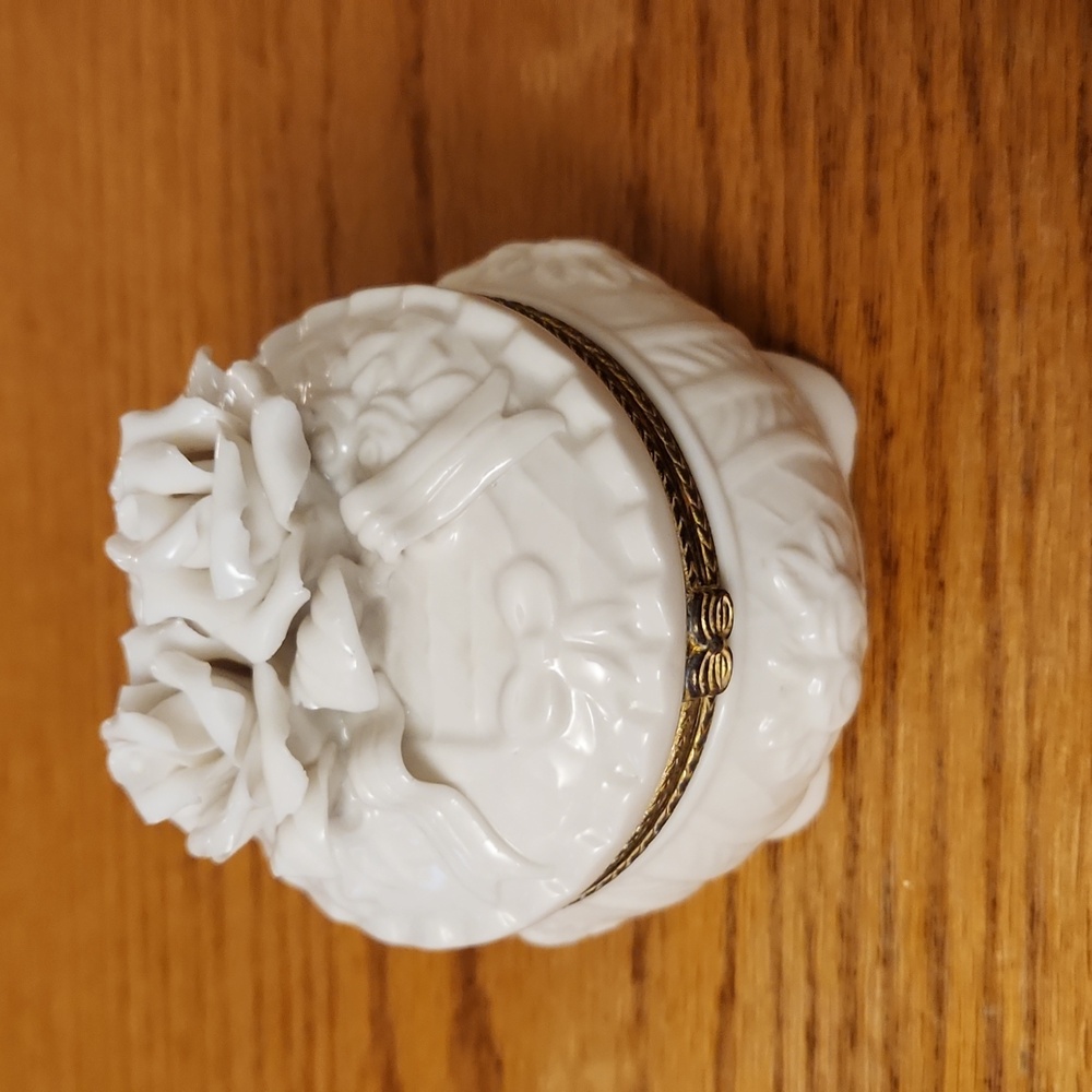 Trinket Box Fine China Ivory with Gold. Attached lid.